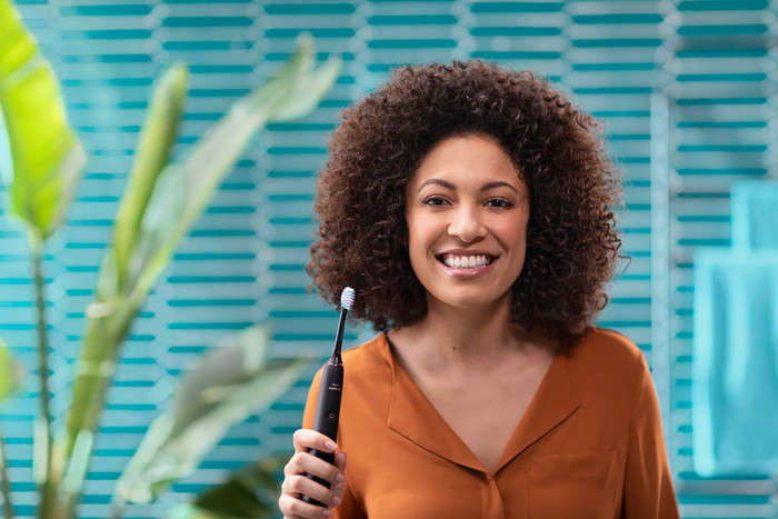 Philips Sonicare DiamondClean 9000 HX9913/18 product in use