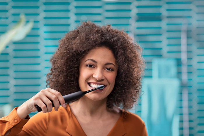 Philips Sonicare DiamondClean 9000 HX9913/18 product in use