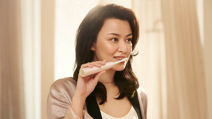 Philips Sonicare Prestige 9900 HX9992/11 product in use