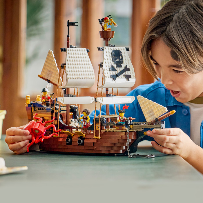 LEGO Creator 3-in-1 Klassiek Piratenschip 31387 product in gebruik