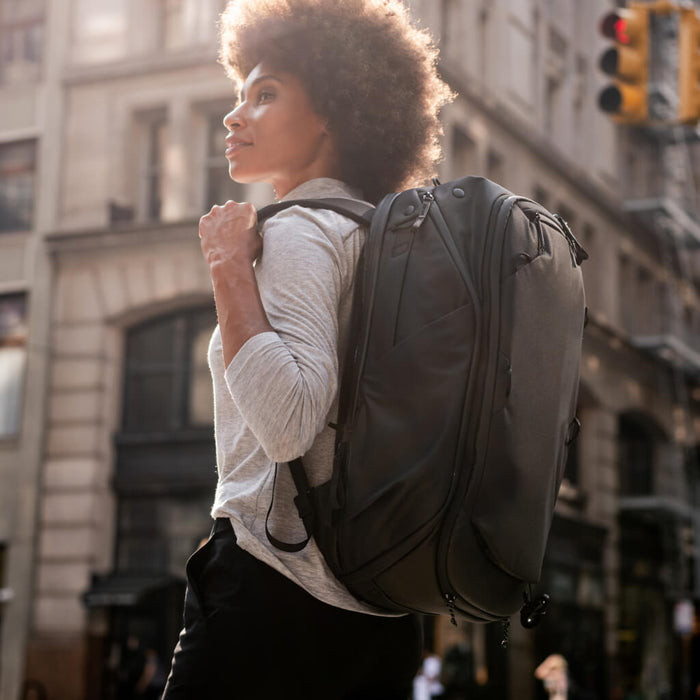 Peak Design Travel Backpack 45L v2 Black product in gebruik