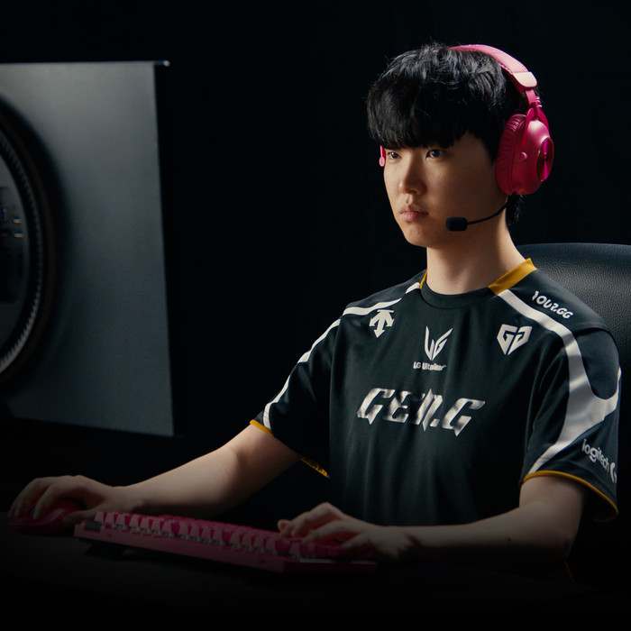 Logitech G PRO X Superlight 2 DEX Lightspeed Draadloze Gaming Muis Wit product in gebruik