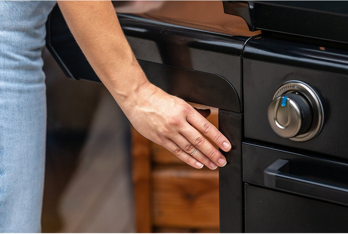 Campingaz 4 Series Onyx S product in use