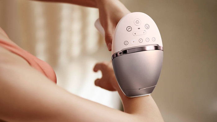 Philips Lumea IPL 9000 Series BRI958/00 product in use