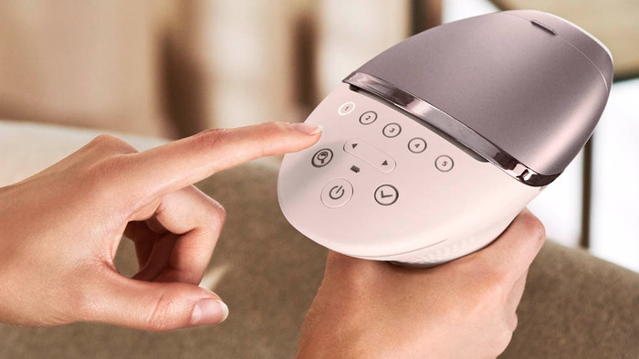 Philips Lumea IPL 9000 Series BRI958/00 product in use