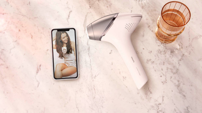Philips Lumea IPL 9000 Series BRI958/00 product in use