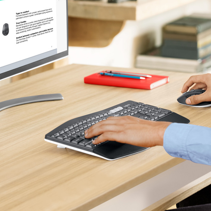 Logitech MK850 Wireless Keyboard and Mouse AZERTY product in use