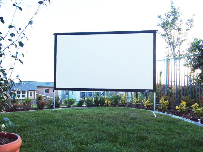 Elite Screens Yard Master 2 135'' produit à l'usage