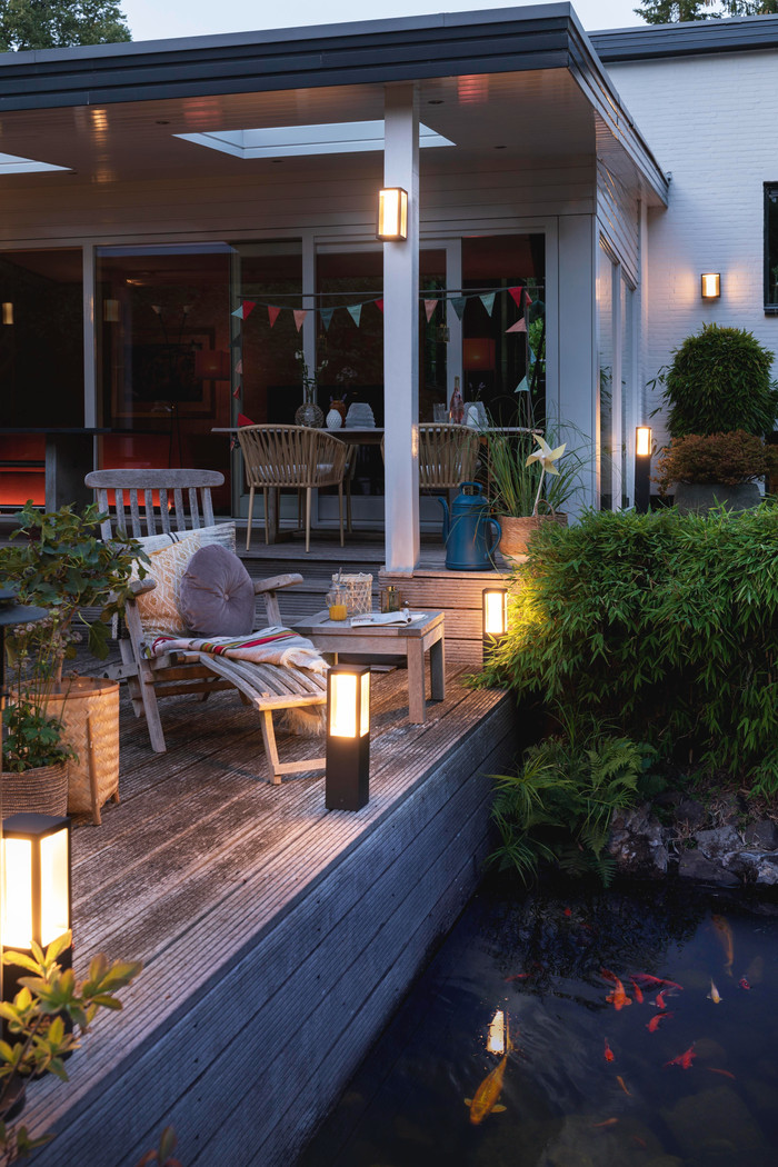 Philips Hue Impress sokkellamp White and Color zwart laag uitbreiding product in gebruik