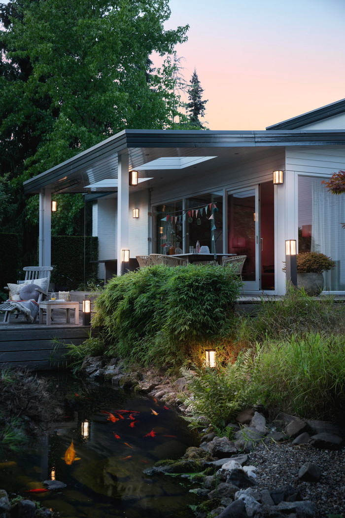 Philips Hue Impress sokkellamp White and Color zwart laag uitbreiding product in gebruik