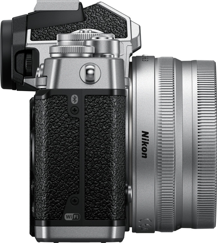 Nikon Z fc + Nikkor Z 16-50 mm f/3.5-6.3 VR côté droit