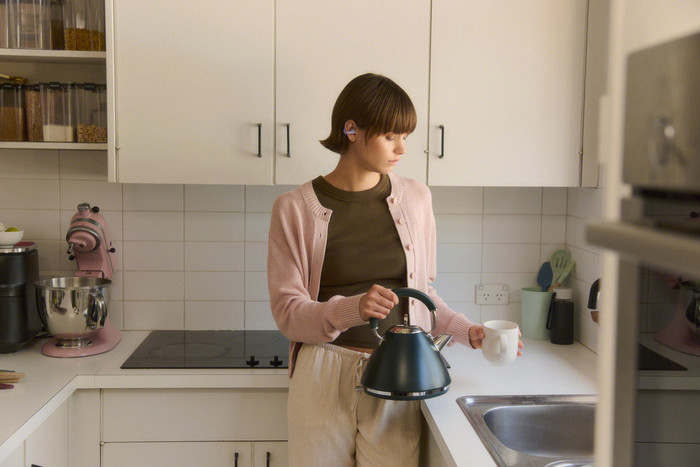 Sony Linkbuds Clip Paars product in gebruik