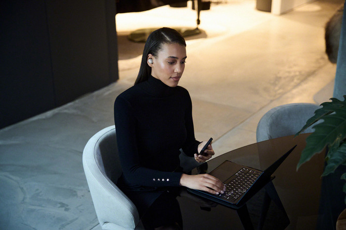 Sony WF-1000XM6 Zilver product in gebruik