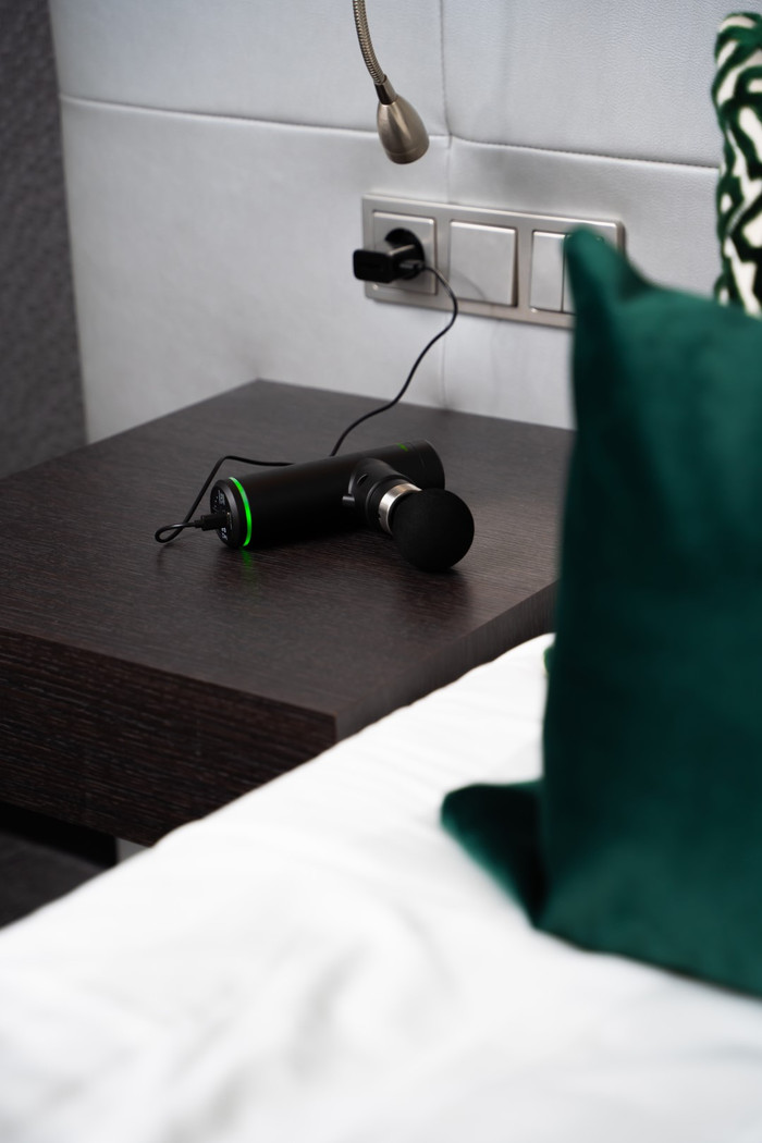Tunturi Massage Gun Mini + Massage Head Warm and Cool product in use