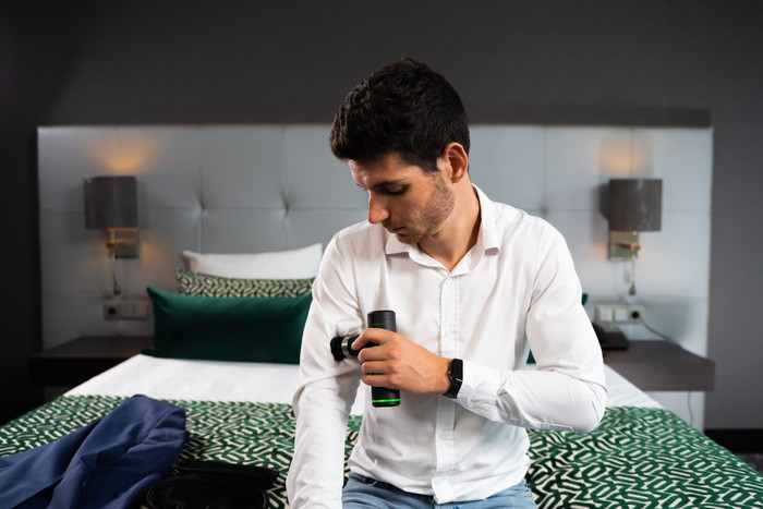 Tunturi Massage Gun Mini + Massage Head Warm and Cool product in use