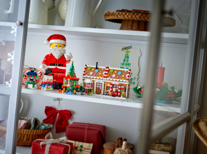 LEGO Winter Gingerbread House 40809 product in use