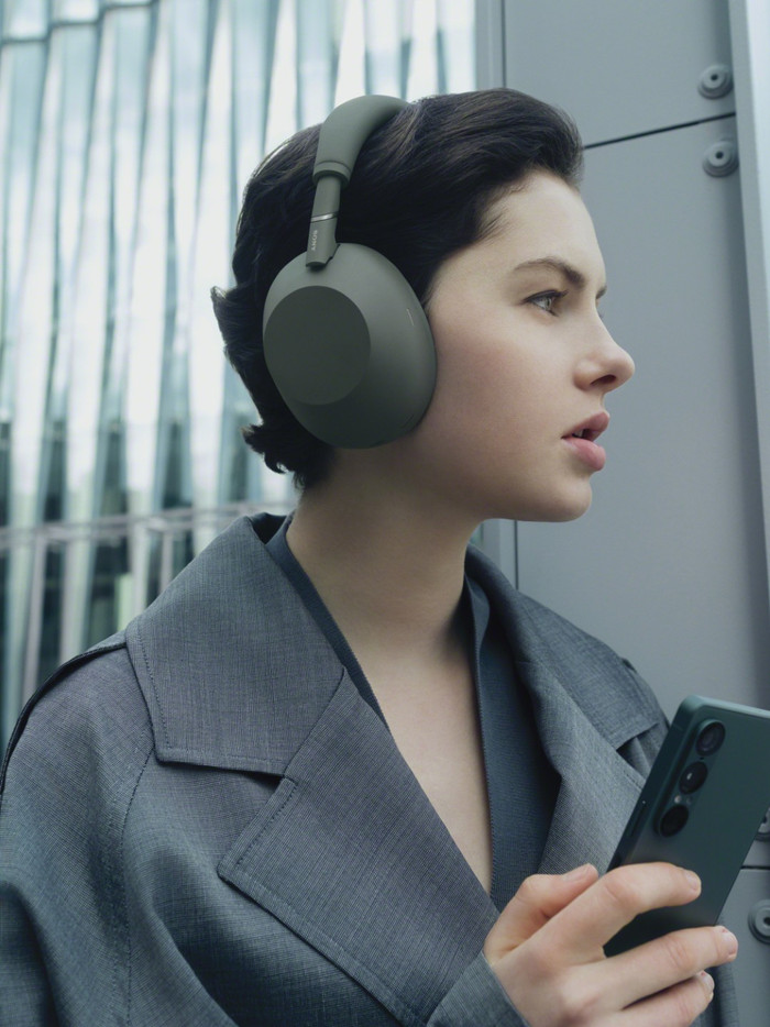 Sony WH1000XM6 Groen product in gebruik
