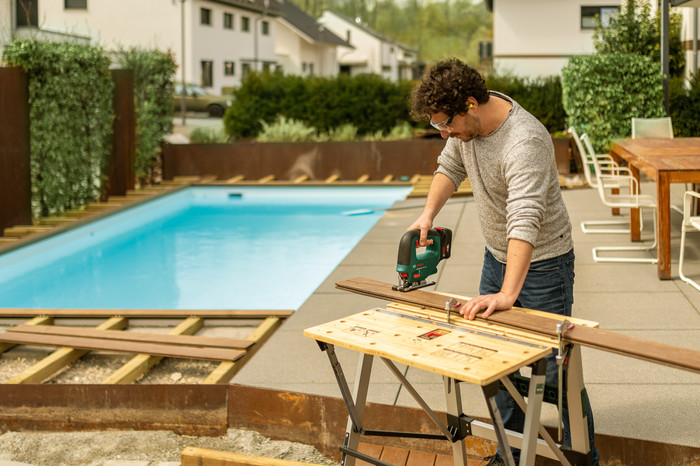 Bosch UniversalSaw 18V-100 + POWER FOR ALL 18V 2,5 Ah Accu Set product in gebruik