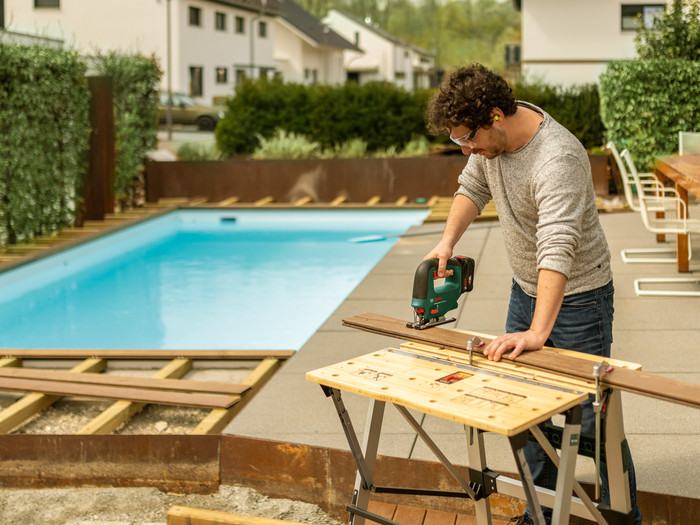 Bosch UniversalSaw 18V-100 + POWER FOR ALL 18V 2,5 Ah Accu Set product in gebruik