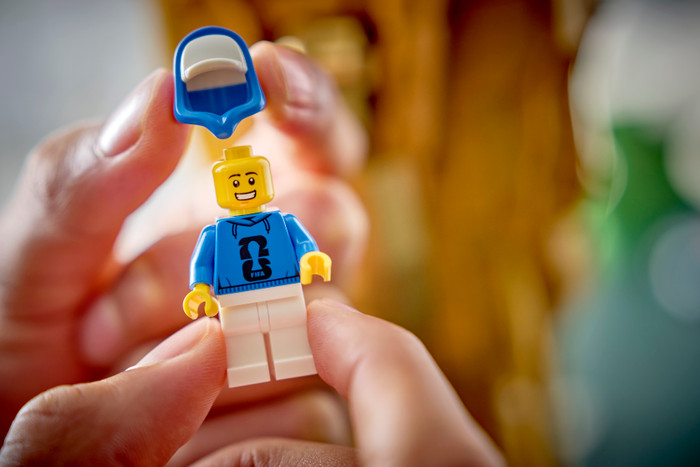LEGO Editions Officiële FIFA World Cup trofee 43020 product in gebruik