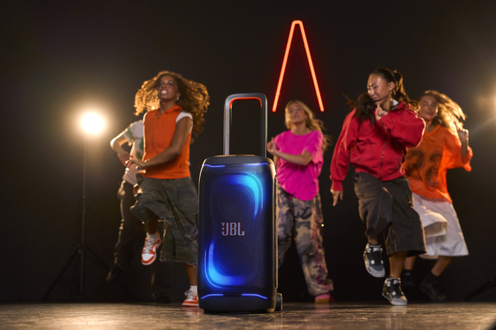 JBL Partybox 330 Wit product in gebruik