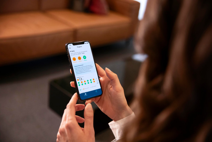 Philips Sonicare DiamondClean 9000 HX9913/18 product in use