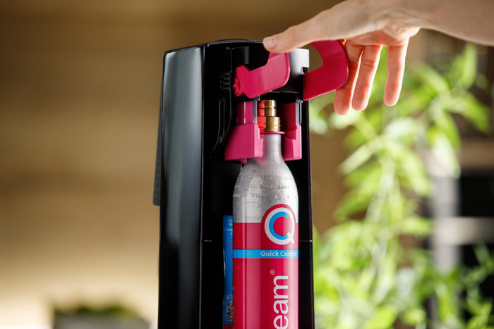 SodaStream TERRA Zwart + Quick Connect Koolzuurcilinder product in gebruik