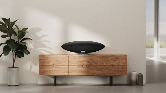 Bowers & Wilkins Zeppelin zwart product in gebruik
