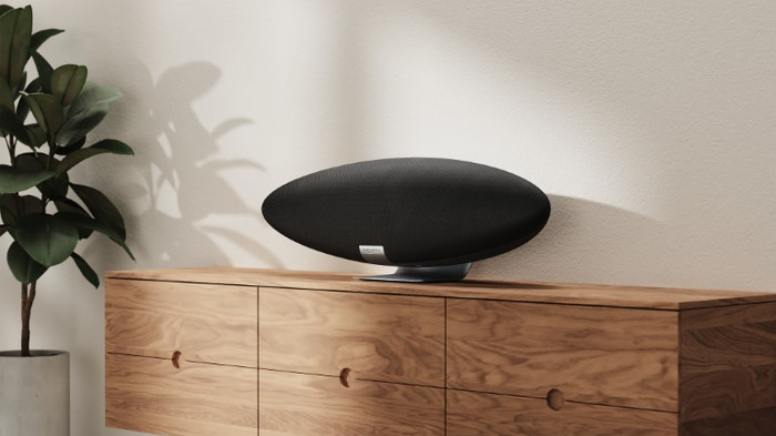 Bowers & Wilkins Zeppelin zwart product in gebruik