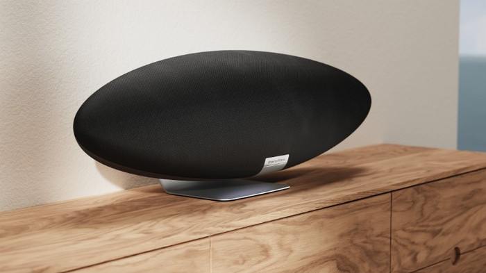 Bowers & Wilkins Zeppelin zwart product in gebruik