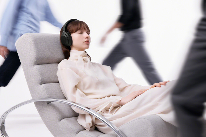 Sony WH-1000XM4C Zwart product in gebruik