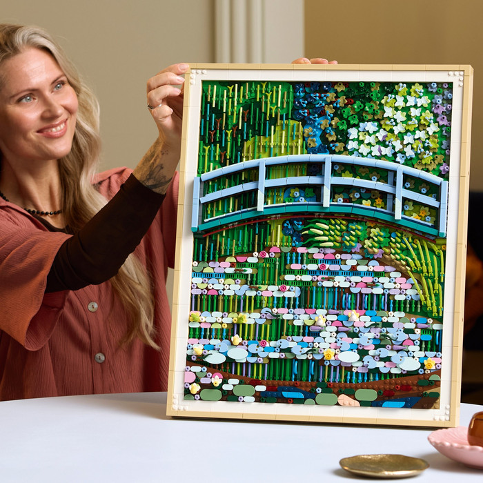 LEGO Art Claude Monet: Brug over een vijver met waterlelies 31220 product in gebruik