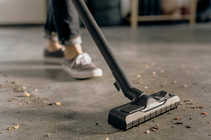 Kärcher WD 5 S V-25/5/22 + Vacuum Cleaner Bags (4x) product in use