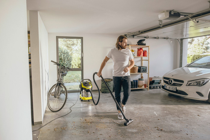 Kärcher WD 5 S V-25/5/22 + Vacuum Cleaner Bags (4x) product in use