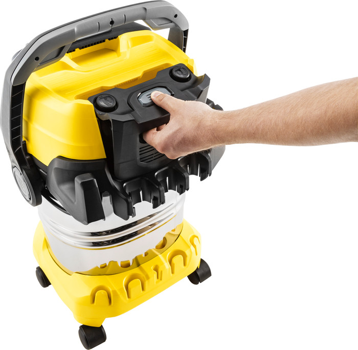 Kärcher WD 5 S V-25/5/22 + Vacuum Cleaner Bags (4x) product in use