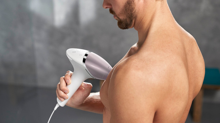 Philips Lumea IPL 8000 Series BRI947/00 + Philips BRL146/00 ladyshave product in use
