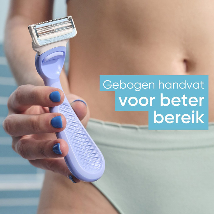 Gillette Venus Satin Care Replacement Blades (8 units) product in use