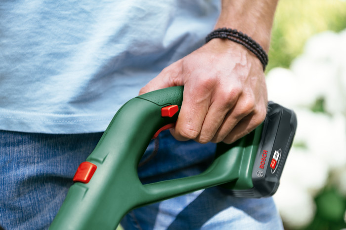 Bosch Easygrasscut 18-230 product in use