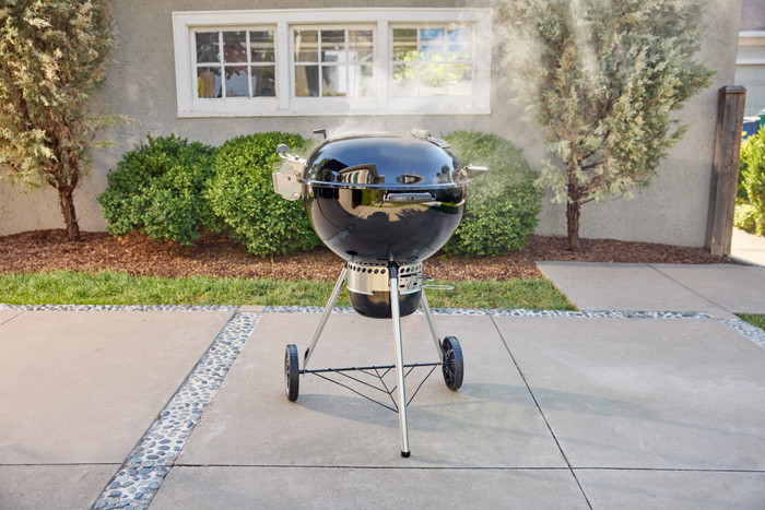 Weber Master Touch Premium E-5770 Zwart product in gebruik