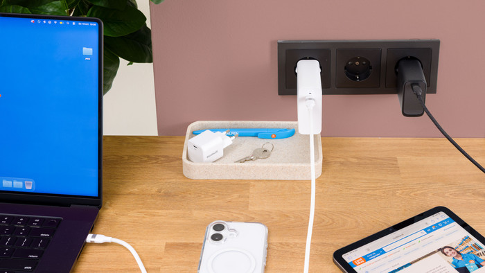 BlueBuilt 100W GaN Usb C Oplader Wit product in gebruik