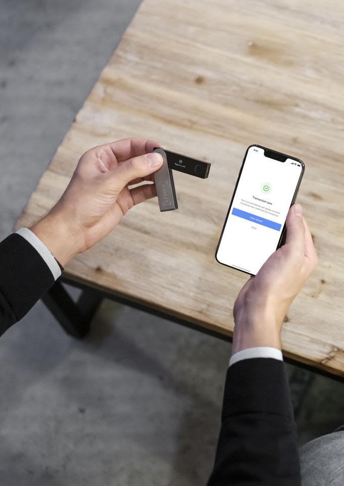 Ledger Nano X Onyx Zwart product in gebruik