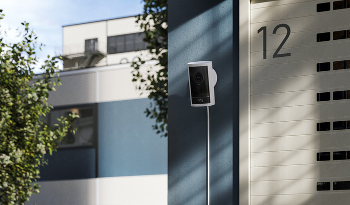 Ring Outdoor Camera Pro Stekker Wit product in gebruik