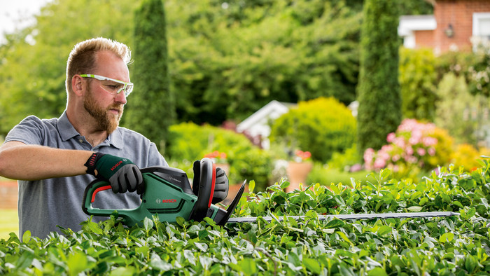 Bosch AdvancedRotak 40-650 + Bosch Universal HedgeCut 50 produit à l'usage
