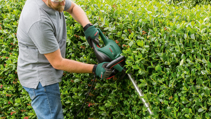 Bosch AdvancedRotak 40-650 + Bosch Universal HedgeCut 50 produit à l'usage