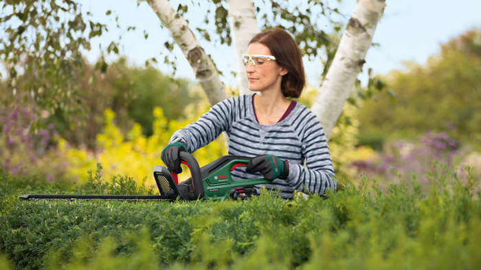 Bosch Universal Hedgecut 18v-55 product in use
