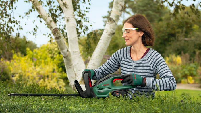 Bosch Universal Hedgecut 18v-55 product in use