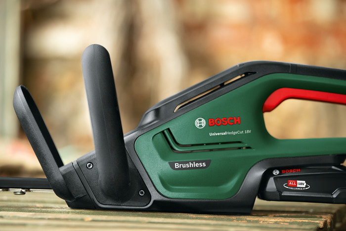 Bosch UniversalHedgeCut 18v-55 (without battery) product in use