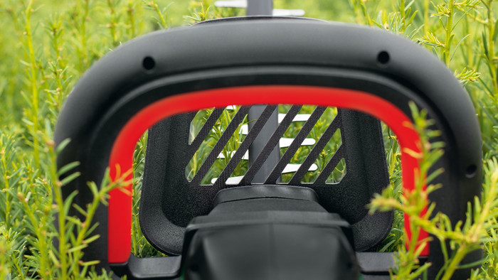 Bosch UniversalHedgeCut 18v-50 product in use