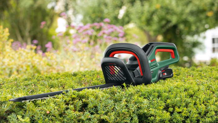 Bosch UniversalHedgeCut 18v-50 product in use