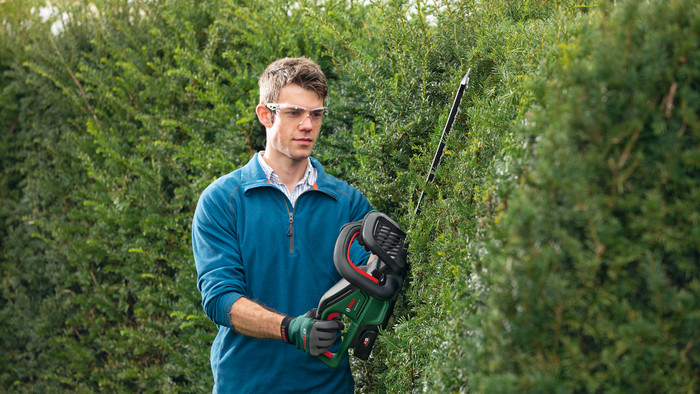 Bosch UniversalHedgeCut 18v-50 product in use